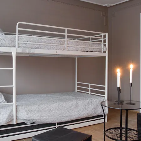 4 Couples & 4 Friends Hostel-3